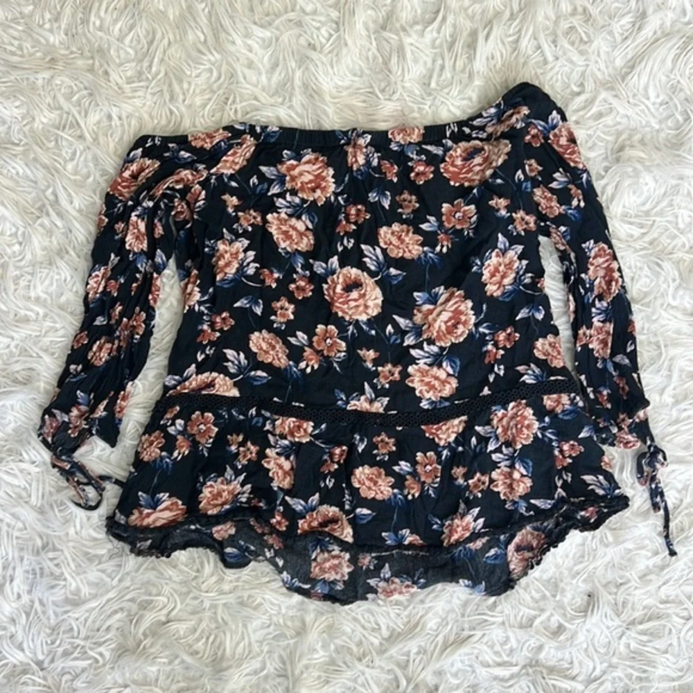 AMERICAN EAGLE FLORAL OFF‎ SHOULDER BLOUSE